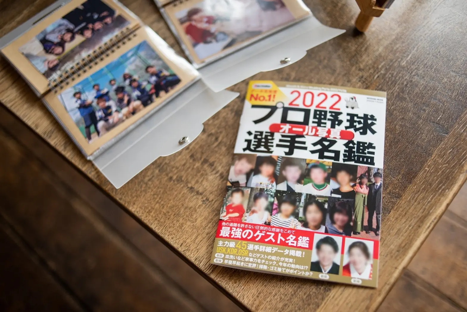 結婚式当日、席でペーパーアイテムを読むゲスト
