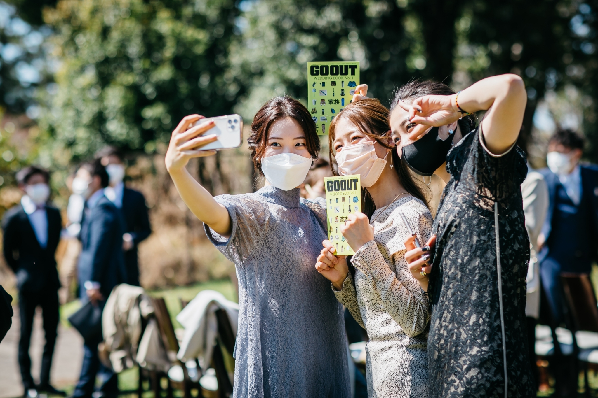結婚式当日、紙面を眺めるゲスト