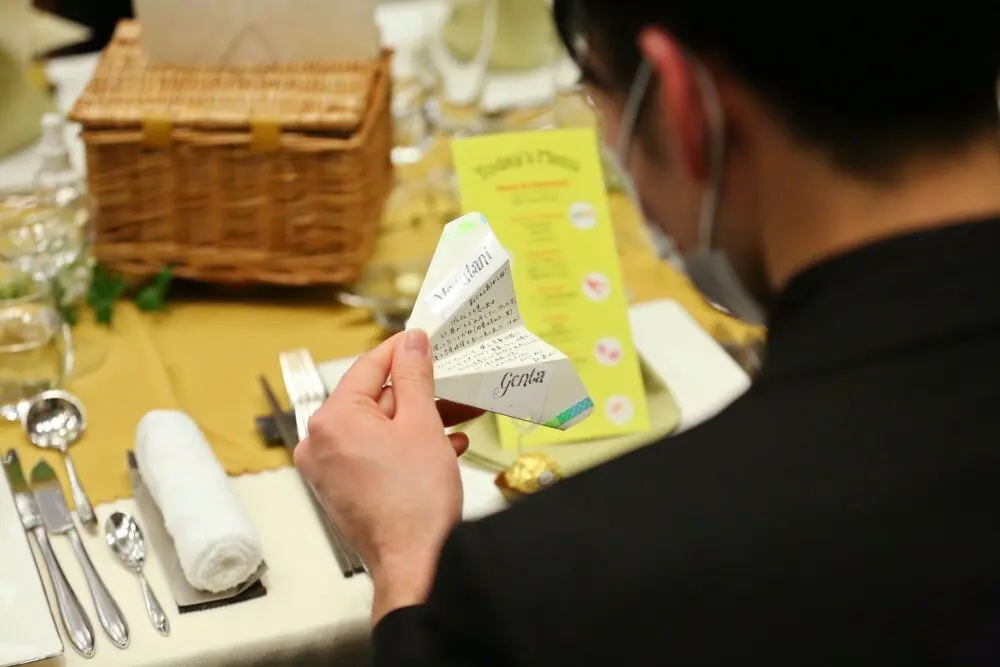 結婚式当日、プロフィールブックを読むゲスト
