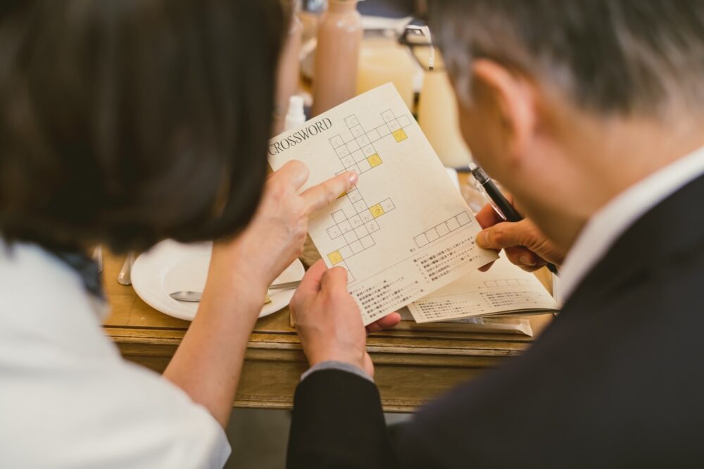 結婚式当日、冊子を手にしたゲスト