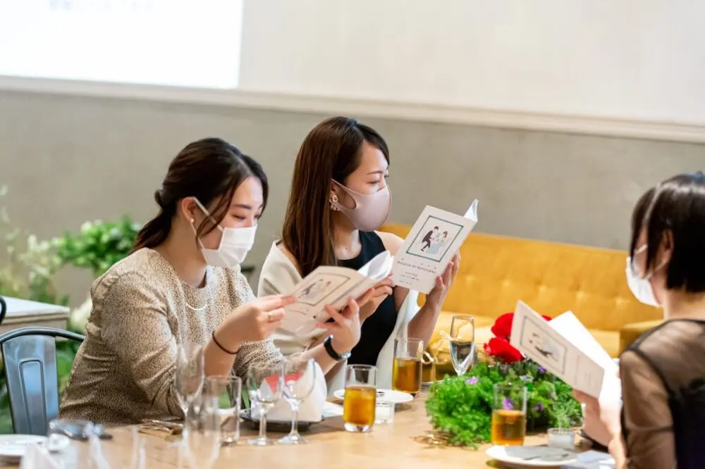 結婚式当日、紙面を読むゲストの様子