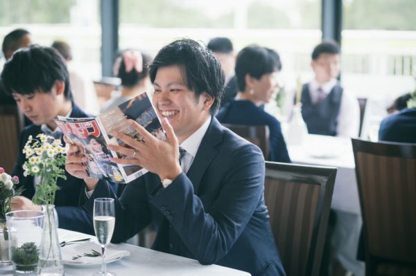 結婚式当日、読み物を楽しむゲスト
