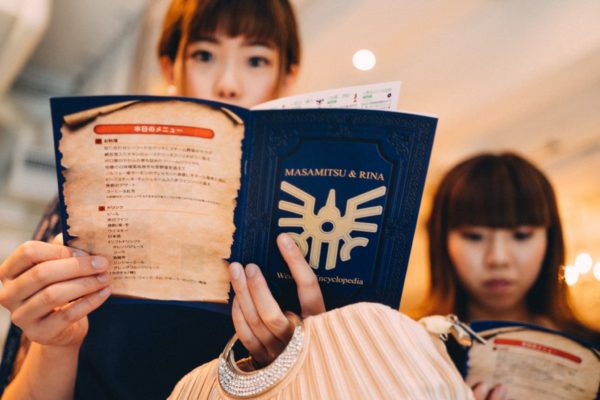 結婚式当日、冊子に注目するゲスト