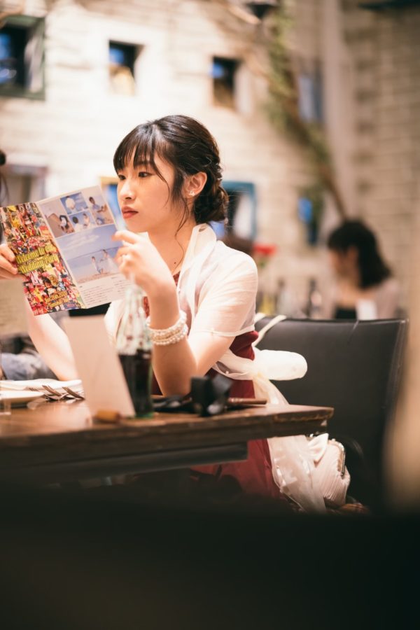 結婚式当日、ペーパーアイテムを手に取るゲストの様子
